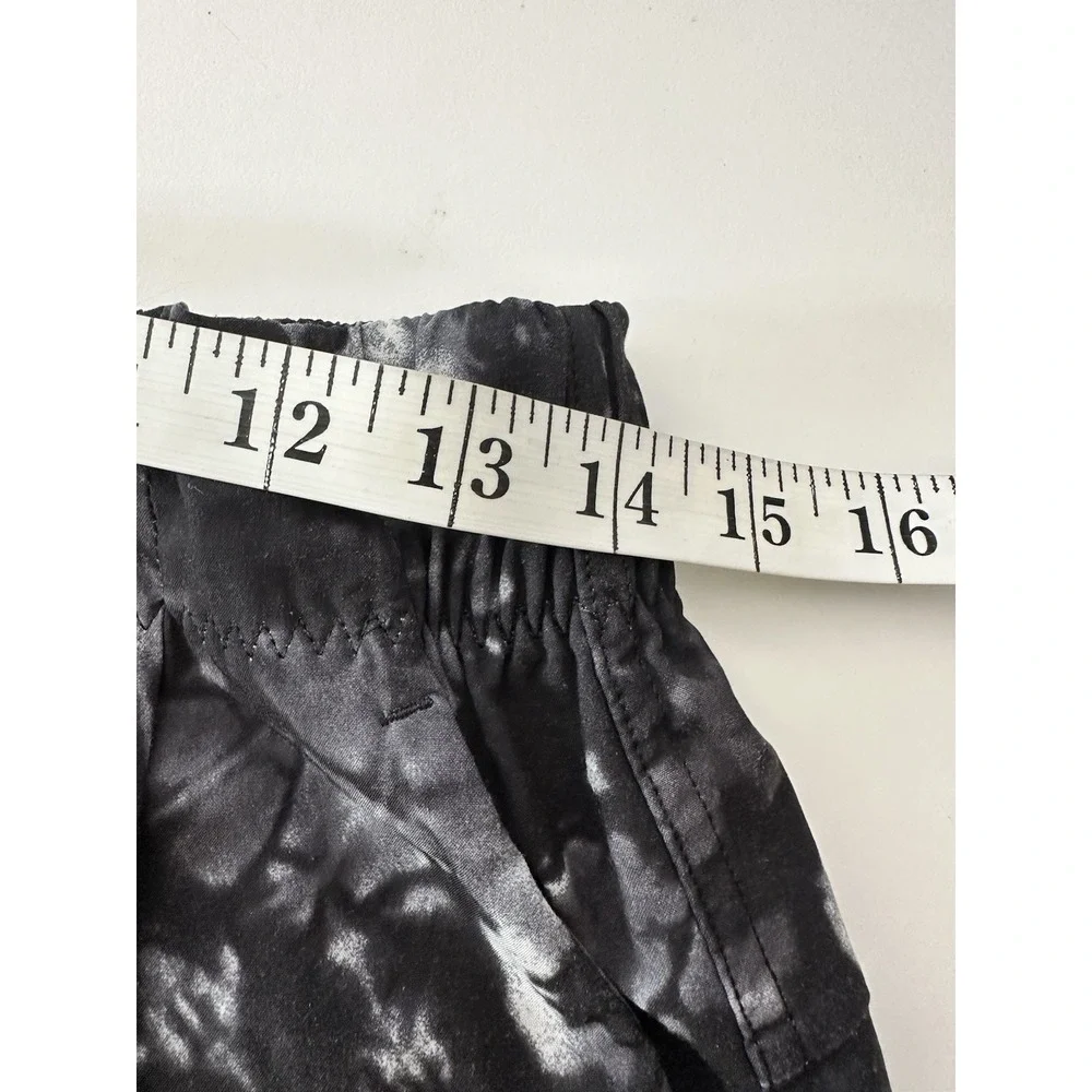 Lululemon Spring Break Away Shorts Size 8 Womens II in Dusk Dye White/Black